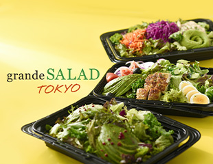 Grande Salad Tokyoのロゴと、ボリューミーなサラダが３つ並んでいる