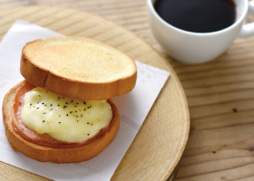 ホットサンドとコーヒー