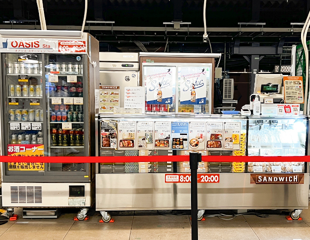 駅のホームで駅弁やサンドイッチ、缶コーヒー等を販売している売店