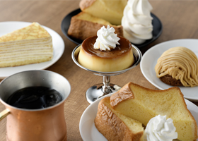 プリン、フレンチトースト、モンブラン、ミルクレープ、アイスコーヒーが並んだ写真