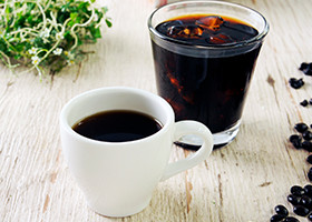 ブレンドコーヒーのホットとアイスが並んでいる