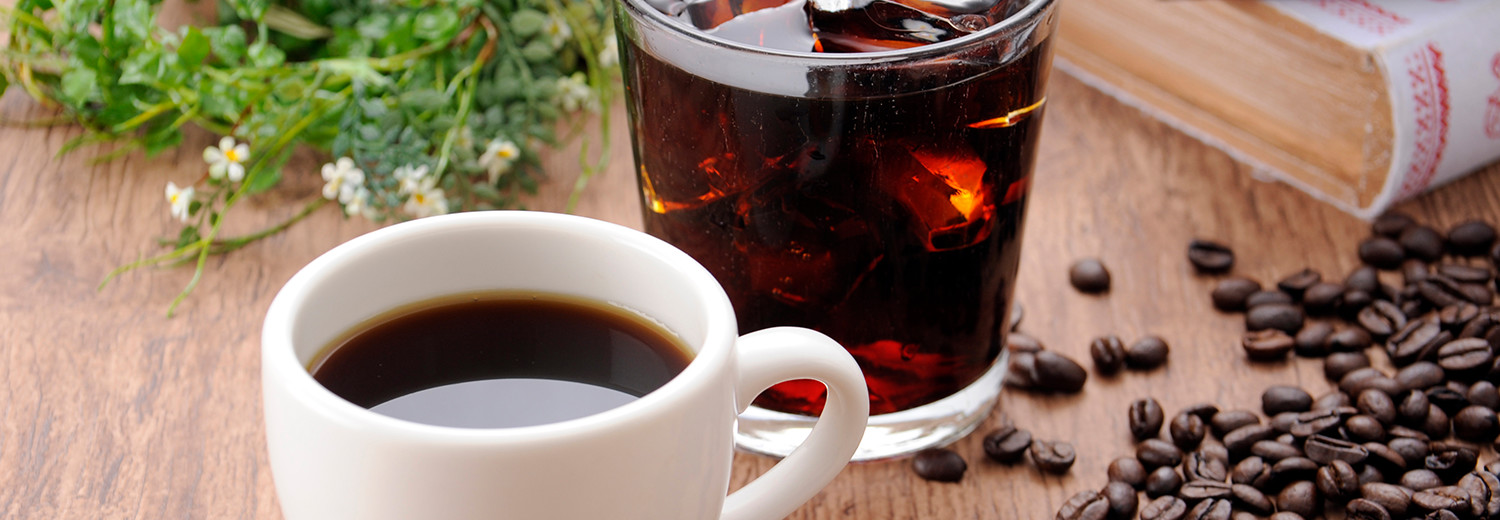 ホットコーヒーとアイスコーヒー、コーヒー豆が並んでいる