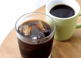 アイスコーヒーとホットコーヒーが並んでいる