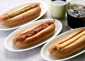 マスタード、チーズ、サルサ。3種類の味のフォレスティドッグが並んでいる