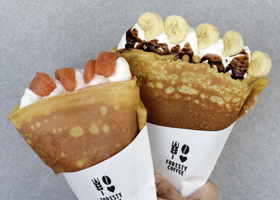 チョコバナナクレープとグレープフルーツ＆ヨーグルトホイップクレープが並んでいる