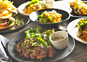ステーキをはじめとするミックスカルチャーな食事メニュー