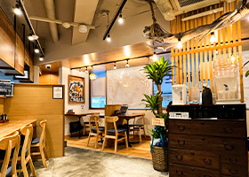 流木や浮きのような照明に、和のアンティーク調の家具が配された店内