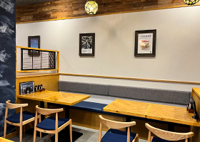 木の温もりを感じるテーブルや椅子、家具を配置した店内。