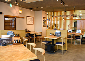 テーブル席や、大テーブルを配置した店内
