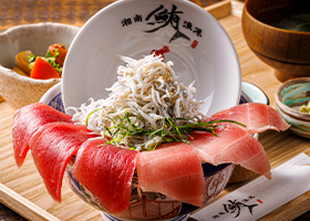 三崎まぐろと釜揚げしらすがのった海鮮丼