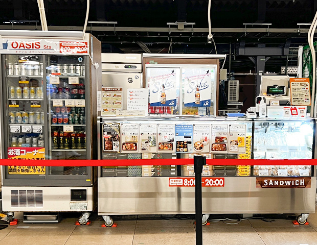 駅弁やサンドイッチ、お飲み物のショーケースが並んでいる。