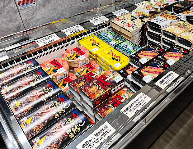 ショーケースの中に、12種類の駅弁が並んでいる