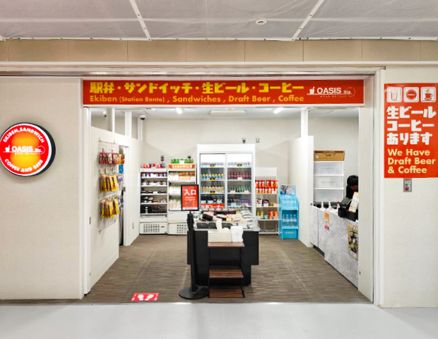 駅弁やサンドイッチ、飲み物、お菓子などのショーケースが並ぶ売店