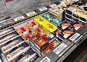 12種類の駅弁が並ぶショーケース