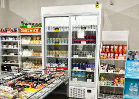 おつまみ、お菓子、サンドイッチ、アルコール飲料などのショーケースが並んでいる