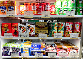 スナックやチョコなど、お菓子が陳列された棚