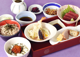 刺身や天ぷらに小鉢とお蕎麦がついたそば御膳