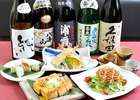 蕎麦屋ならではのおつまみである出汁巻卵や天ぷらなどと、日本酒の一生瓶が並んでいる