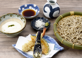 平日限定のおすすめランチ「天ぷらとろろセット」