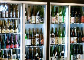 日本酒のショーケース